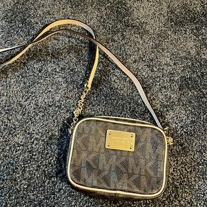 Tiny Michael Kors purse. Very good condition. Perfect for a little girl.